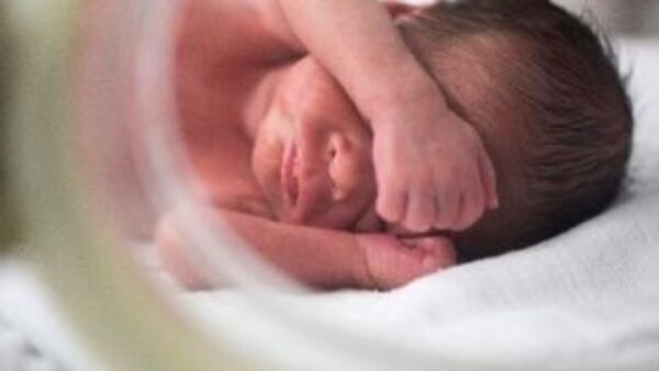 Κορονοϊός: Διασωληνώθηκε βρέφος 12 ημερών – Πόσα παιδιά νοσηλεύονται