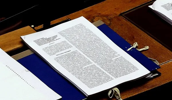 Φορολογικό νομοσχέδιο: Αυξάνεται το αφορολόγητο, που μειώνεται ο ΦΠΑ