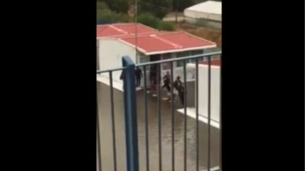 Κακοκαιρία: Μαθητές στην Κρήτη έφτιαξαν «γέφυρα» με καρέκλες για να βγουν από το σχολείο τους (Βίντεο)