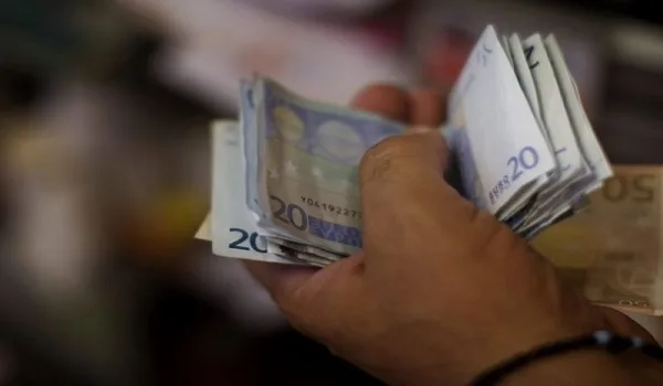 Ένας στους δέκα Έλληνες δανείζεται απλά για να πληρώσει λογαριασμούς και φόρους