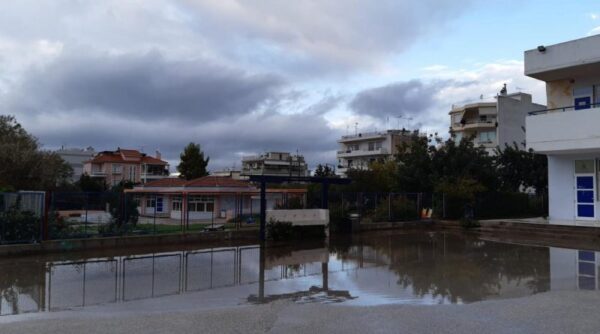 Λίμνη το προαύλιο στο 2ο Δημοτικό Βούλας
