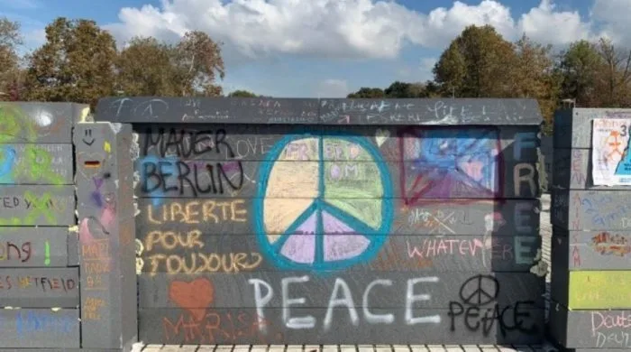 Μαθητές έριξαν το δικό τους Τείχος του Βερολίνου