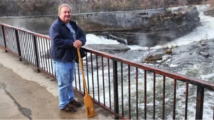 Πώς ένας καθηγητής πέτυχε φοροαπαλλαγή γιατί μετακόμισε με… κανό για να εργαστεί σε άλλη πόλη
