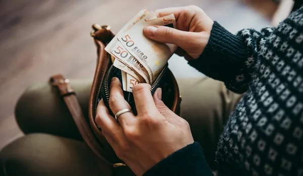 ΟΠΕΚΑ: Τα επιδόματα που θα πληρωθούν παραμονή Χριστουγέννων