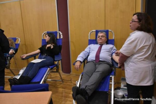 Πρώτος αιμοδότης στην εθελοντική αιμοδοσία του Συλλόγου Φοιτητών του Τμήματος Κτηνιατρικής του ΑΠΘ ο Πρύτανης