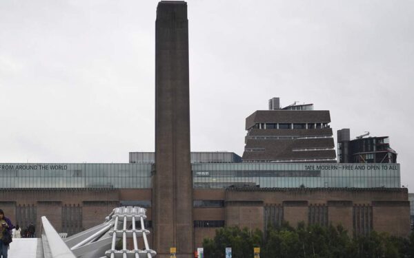 Βρετανία: 18χρονος έσπρωξε 6χρονο από τον 10ο όροφο του Tate Modern για να τον δείξουν οι ειδήσεις