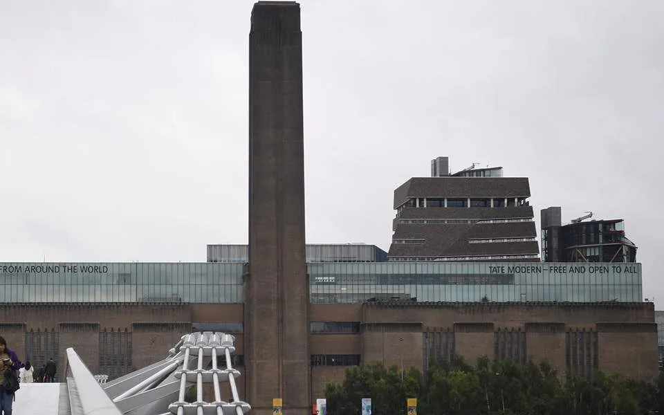 Βρετανία: 18χρονος έσπρωξε 6χρονο από τον 10ο όροφο του Tate Modern για να τον δείξουν οι ειδήσεις