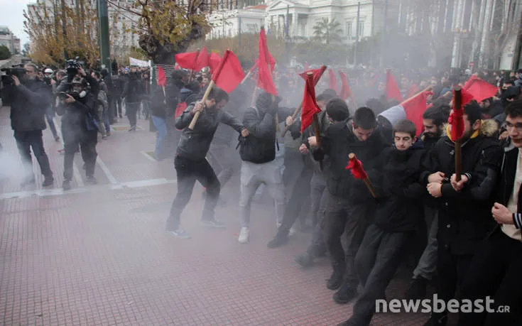 Επεισόδια με χημικά μπροστά από τη Βουλή στο εκπαιδευτικό συλλαλητήριο