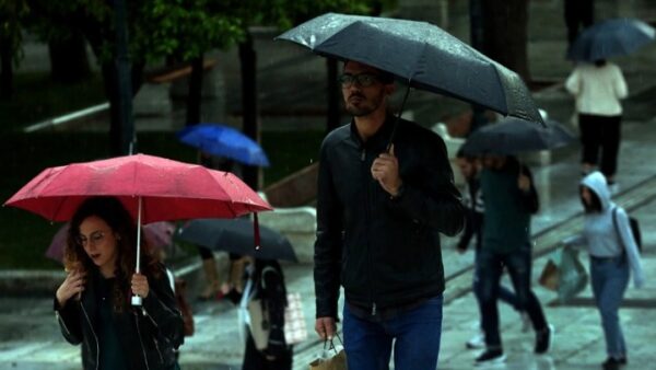 Η κακοκαιρία «Ηφαιστίων» φέρνει βροχές και χιόνια και στην Αττική