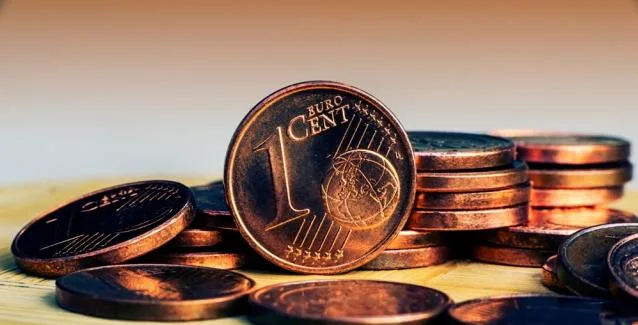 Την απόσυρση των νομισμάτων του 1 και 2 λεπτών του ευρώ εξετάζει η Κομισιόν
