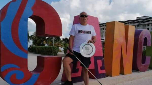 Συγκινητικό: Στα 45 του έχασε την όρασή του και έγινε πρωταθλητής στην κολύμβηση!