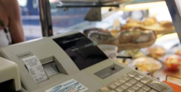 Ταμειακές μηχανές: Ποιοί απειλούνται με πρόστιμα αν δεν τις αποσύρουν