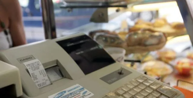 Ταμειακές μηχανές: Ποιοί απειλούνται με πρόστιμα αν δεν τις αποσύρουν