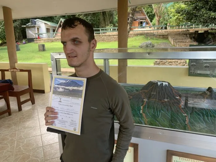 Βλέποντας με τα “μάτια” της ψυχής: Η ιστορία του πρώτου Ρουμάνου τυφλού αθλητή που κατέκτησε το Κιλιμάντζαρο