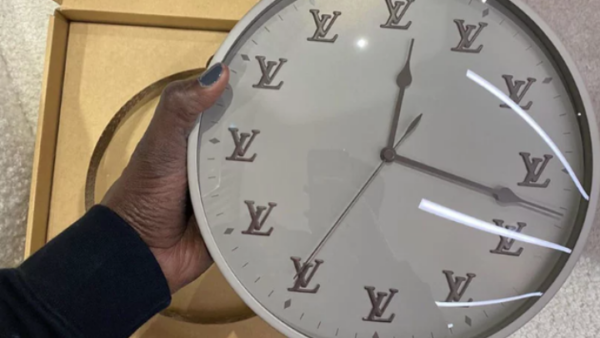 Ένα ρολόι που δείχνει αντίστροφα τον χρόνο