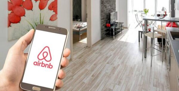 Airbnb: Μειώνονται δραστικά τα εισοδήματα από τις βραχυχρόνιες μισθώσεις