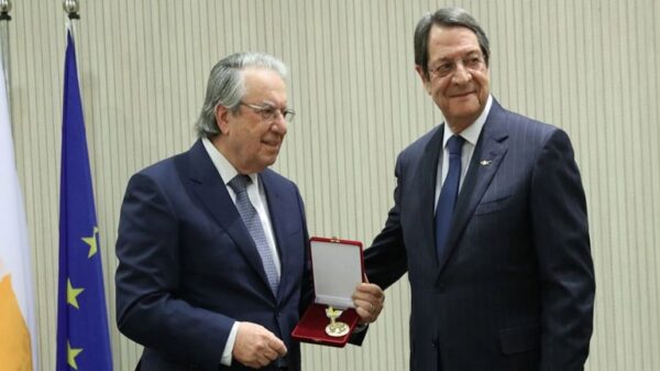 Κύπρος: Ο Νίκος Αναστασιάδης απένειμε το Μετάλλιο Εξαίρετης Προσφοράς στον Γεώργιο Μπαμπινιώτη