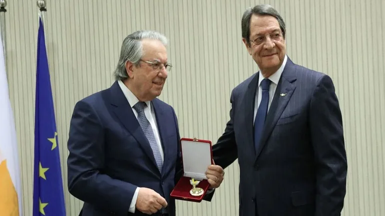 Κύπρος: Ο Νίκος Αναστασιάδης απένειμε το Μετάλλιο Εξαίρετης Προσφοράς στον Γεώργιο Μπαμπινιώτη