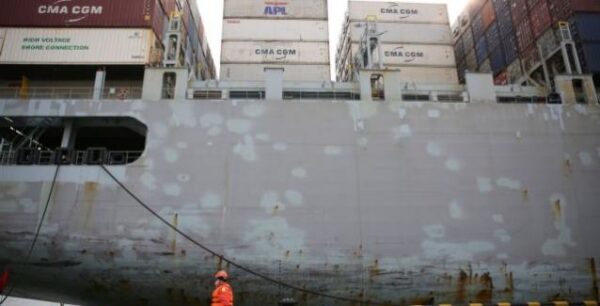 Fitch: Χτυπά με επιβράδυνση και την κινεζική οικονομία ο κορονοϊός