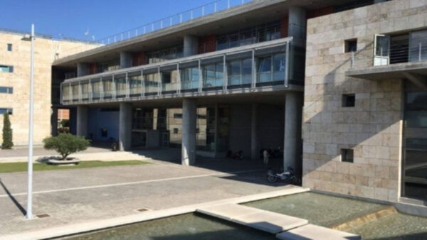 Θεσσαλονίκη: Διαμαρτυρία γονέων του σχολείου της Κλεάνθους στο δημοτικό συμβούλιο