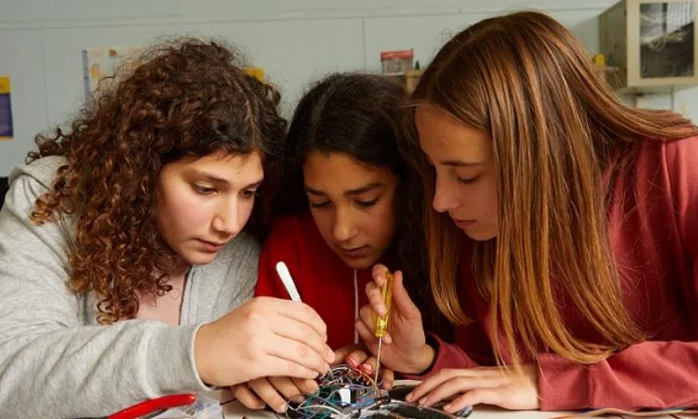 Χανιώτισσες μαθήτριες εφηύραν το «έξυπνο» γάντι που αναγνωρίζει τη νοηματική