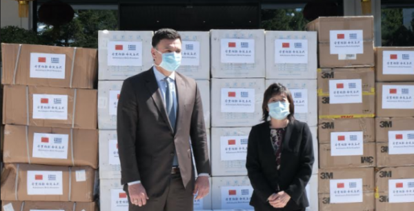50.000 μάσκες παρέδωσε σήμερα στον Υπουργό Υγείας η Πρέσβης της Λαϊκής Δημοκρατίας της Κίνας