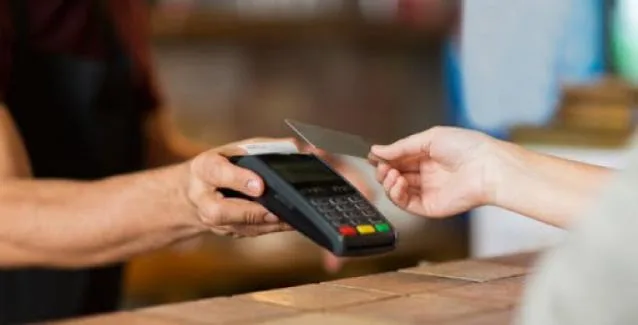 Κορωνοϊός: Τι αλλάζει στις ανέπαφες συναλλαγές