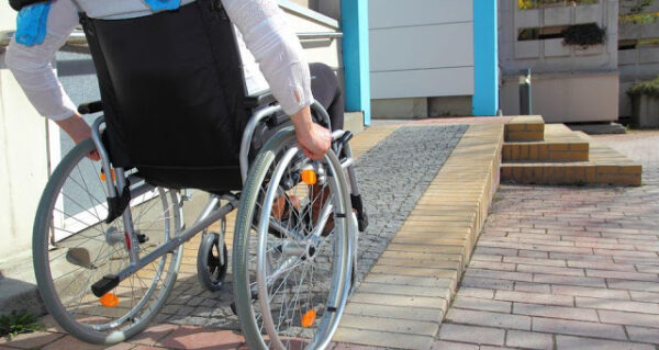 Δήμος Γλυφάδας: Έφτιαξε ράμπες πρόσβασης σε Δημοτικό σχολείο για χάρη μιας μαθήτριας με κινητικά προβλήματα