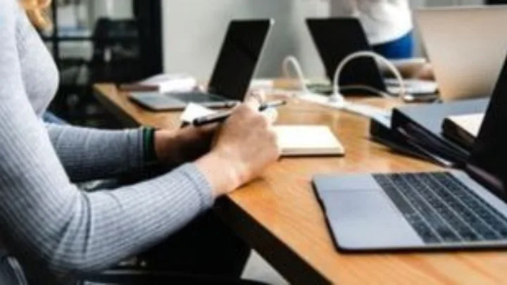 «Tα σχέδια για την εξ αποστάσεως εκπαίδευση έχουν μακροπρόθεσμες και αμφισβητούμενες από την εκπαιδευτική κοινότητα στοχεύσεις»