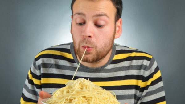 Μένουμε σπίτι και διατροφή: Τρόποι για να μην πάρουμε κιλά στην καραντίνα