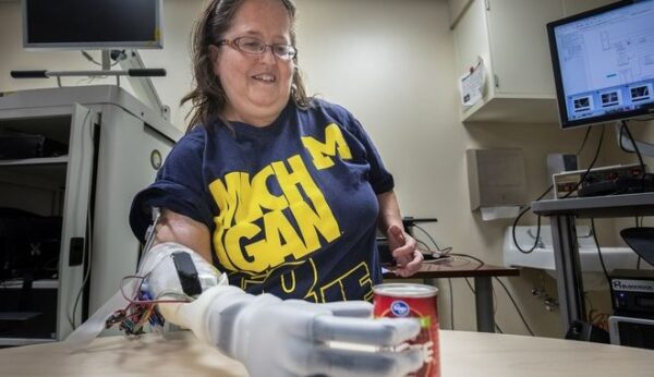 Νέα τεχνολογία επιτρέπει την κίνηση ρομποτικού χεριού μόνο με τη σκέψη