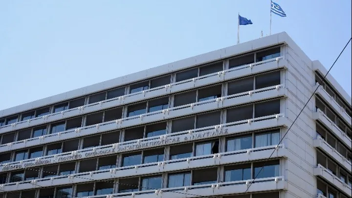 Αυξήσεις σε συντάξεις επιδόματα κατώτατο μισθό, φοροδιαφυγή: Τι αλλάζει το 2025