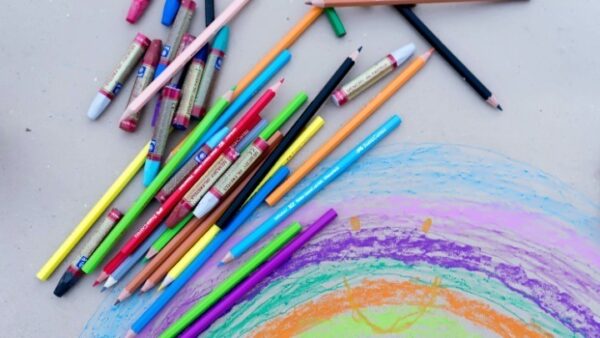 Η γιαγιά, ο παππούς, η φύση, η μπάλα: οι ζωγραφιές των παιδιών εν μέσω lockdown