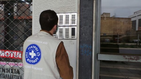 Ηλικιωμένοι αντιμέτωποι με τη μοναξιά εν μέσω πανδημίας – Η παρέμβαση των «Γιατρών του Κόσμου»