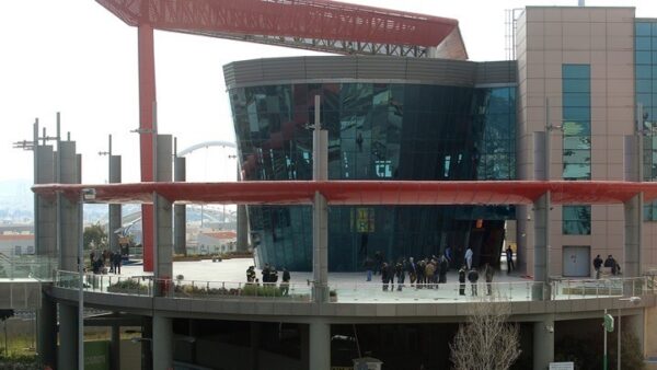 Ανοίγουν τη Δευτέρα τα εμπορικά κέντρα – Υποχρεωτική η χρήση μάσκας