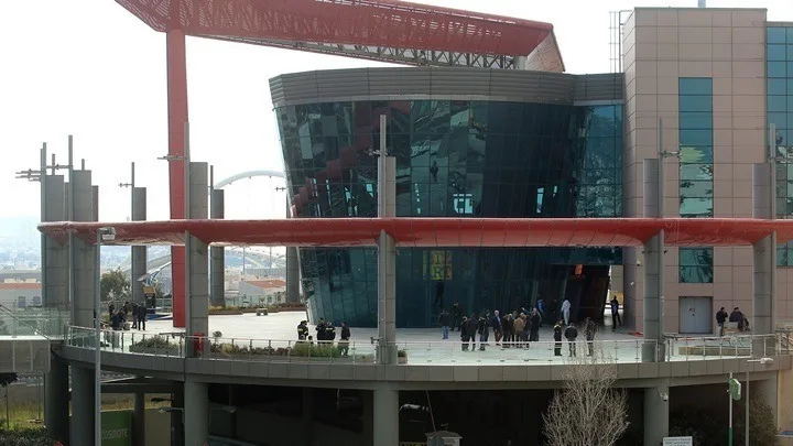 Ανοίγουν τη Δευτέρα τα εμπορικά κέντρα – Υποχρεωτική η χρήση μάσκας