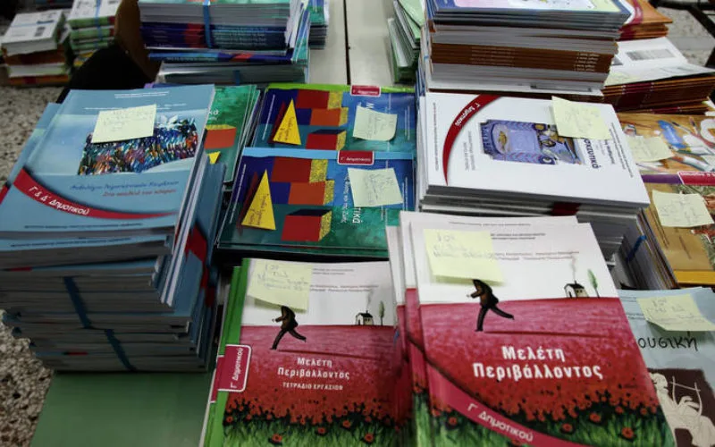 ΣΙΕΛΒΕ: Γιατί δεν προβλέπονται δωρεάν βιβλία και για τους μαθητές των ιδιωτικών σχολείων;