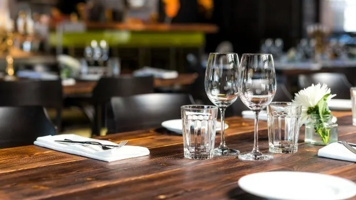 Ανατροπή! Εστίαση: Μόνο εμβολιασμένοι σε ανοιχτούς χώρους μπαρ και κέντρων διασκέδασης