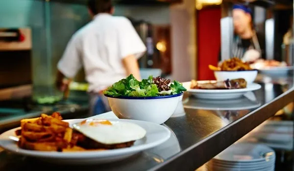 Στο 13% ο ΦΠΑ στην εστίαση από την 1η Ιουνίου – Κατατέθηκε στη Βουλή η τροπολογία