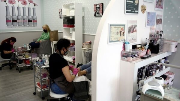 Κορωνοϊός: Πώς εξελίσσεται η πρώτη μέρα επιστροφής στη «νέα κανονικότητα»