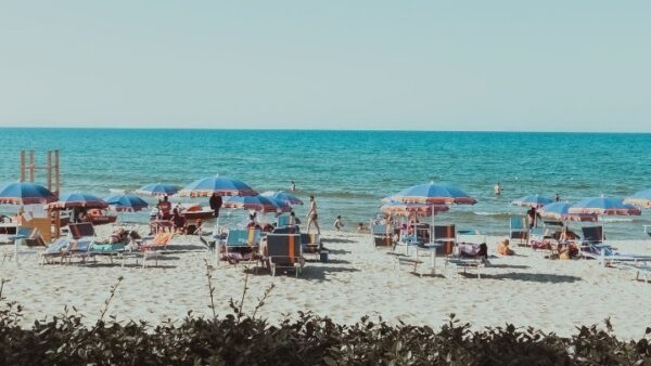 Θεοχάρης:  Οι Βρετανοί μπορούν να έρθουν στην Ελλάδα για διακοπές με την κάρτα εμβολιασμού