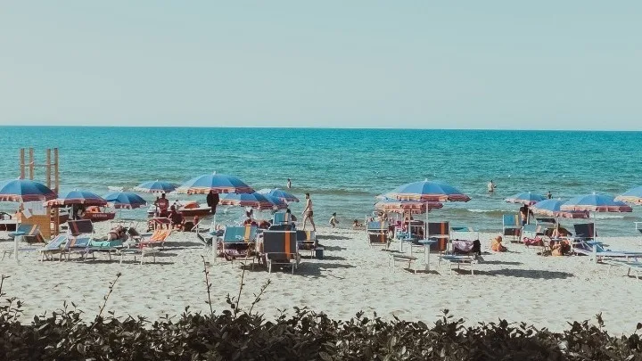 Θεοχάρης:  Οι Βρετανοί μπορούν να έρθουν στην Ελλάδα για διακοπές με την κάρτα εμβολιασμού