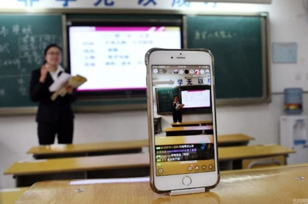 Ώστε οι εκπαιδευτικοί φοβούνται τις κάμερες γιατί όλοι θα δουν τις αδυναμίες τους;