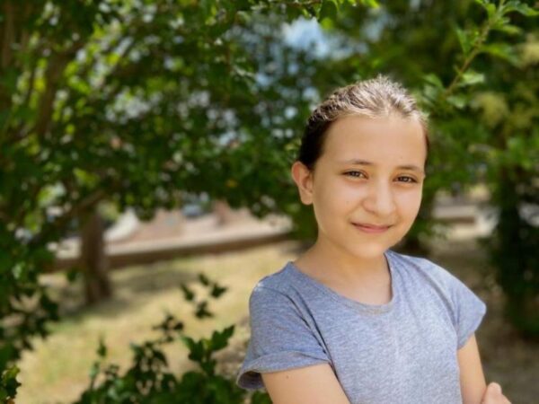 11χρονη προσφυγοπούλα  λέει ευχαριστώ στους δασκάλους που της έμαθαν την ελληνική γλώσσα