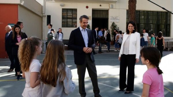 Μητσοτάκης σε μαθητές: Ήταν δύσκολη η εξίσωση του κορονοϊού, αλλά όλοι μαζί τη λύσαμε