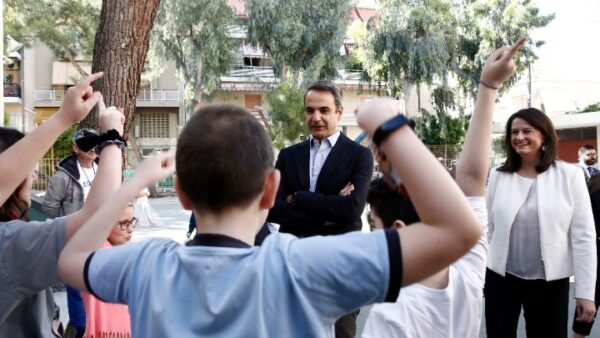 Στο 2ο Δημοτικό Σχολείο Καλλιθέας ο πρωθυπουργός Κυριάκος Μητσοτάκης