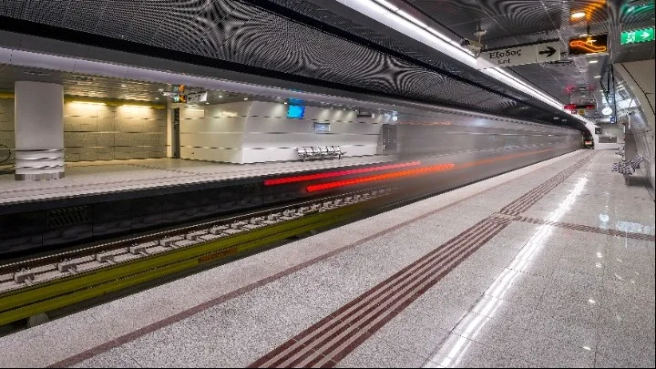 Συναγερμός στη Δάφνη: Άνθρωπος έπεσε στις γραμμές του Μετρό