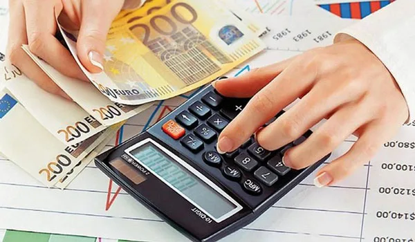 Εισφορά αλληλεγγύης: Τα δύο σενάρια για τη μείωσή της – Ποιοί και πόσο θα ωφεληθούν