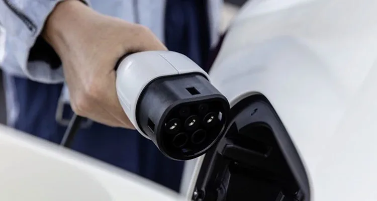 Βελτιωμένα κίνητρα για ηλεκτρικά οχήματα – Τι περιλαμβάνει το νομοσχέδιο