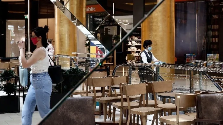 Καταργείται η μάσκα για τους καταναλωτές μέσα σε εμπορικά κέντρα και το όριο των 6 ατόμων ανά τραπέζι